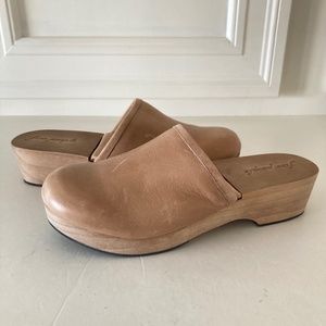 NWOT Free People Carver Taupe Leather Slip On Clog Mules Sz 39